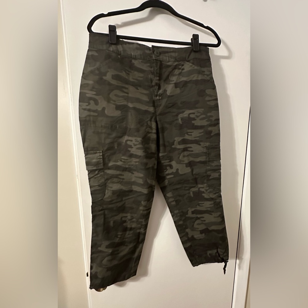 Women's Camouflage Cargo Capris